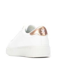 Zapatilla blanca con parte superior de cuero liso, acento en color rosa dorado en el talón y suela de goma texturizada. Diseño minimalista con líneas limpias.