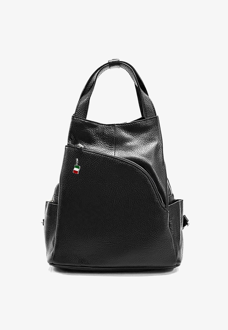 Zwarte leren rugzak met een textuur, gebogen ontwerp, dubbel handvat en een klein accent van de Italiaanse vlag. Twee zijvakken inbegrepen.