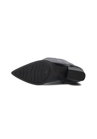 Zwarte hoge hak schoenzool met een spitse vorm, gematteerd rubber voor grip en een uitgesproken loopprofiel. Kenmerkt zich door een gladde, matte afwerking.