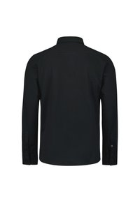Zwarte longsleeve met een kraag, zachte textuur en met knopen sluitingen bij de manchetten. De naaddetails zijn zichtbaar langs de schouders.