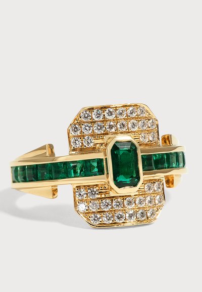 Bracelet en or avec des pierres d'émeraude vertes rectangulaires et des grappes de petits diamants blancs ronds sur un fond neutre.