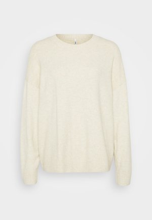 Cremefarbenes, gestricktes Sweatshirt mit lockerer Passform, rundem Ausschnitt und gerippten Bündchen. Weiche Textur und minimalistische Designdetails.