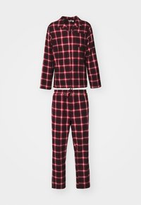 Svart och röd rutig flanellpyjamasset med lång ärm, knappstängning framtill och byxor med elastiskt midjeband som har dragsko.