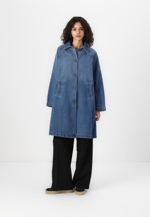 Cappotto in denim di colore blu medio, con colletto, chiusura a bottoni, due tasche frontali e una forma ampia a A.
