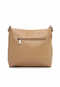 Beżowa skórzana torba na ramię z przednią kieszenią zapinaną na zamek, gładką fakturą, regulowanym paskiem i minimalistycznym designem.