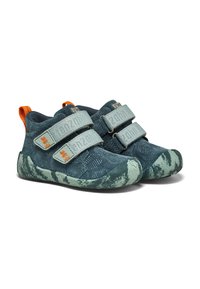 Scarpe per bambini blu e verdi con tomaia in tessuto texture, due cinturini regolabili e suola in gomma con motivo. Presenta una linguetta sul tallone di colore arancione.
