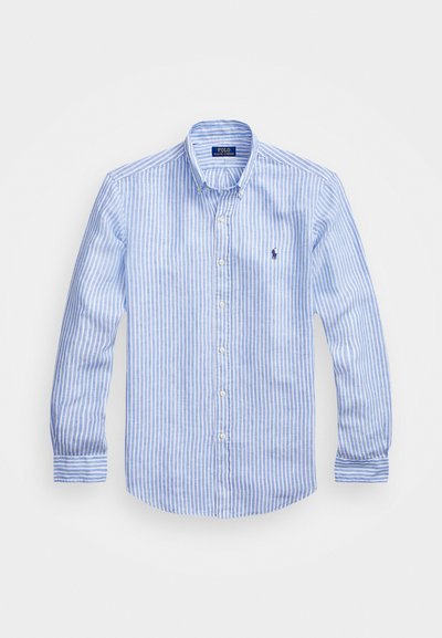 Mėlynos ir baltos dryžuotos ilgomis rankovėmis medvilninė marškiniai, turintys sagtelę ant apykaklės, priekinius mygtukus ir mažą išsiuvinėtą logotipą krūtinėje.