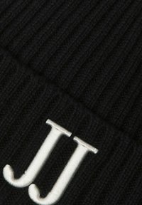 Czarna dzianinowa czapka z prążkowanej wełny z białym haftowanym logo podwójnego „J” z przodu, prezentująca teksturowany materiał i dopasowany krój.