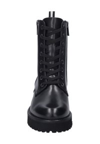 Czarny skórzany botek sięgający do kostki, z okrągłym noskiem, sznurówkami z przodu, dwoma bocznymi zamkami i teksturowaną gumową podeszwą zapewniającą przyczepność.