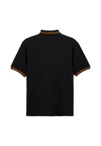 Polo shirt noir à manches courtes avec double rayures orange sur le col et les poignets, montré de dos sur un fond blanc.