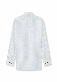 Weißes langärmliges Hemd mit kleinen schwarzen Punkten, von hinten vor weißem Hintergrund gezeigt.