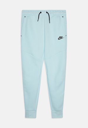Pantalons de survêtement Nike bleu clair, faits d'un matériau doux. Présentent une taille élastique, un cordon de serrage noir, deux poches et un accent de logo discret.