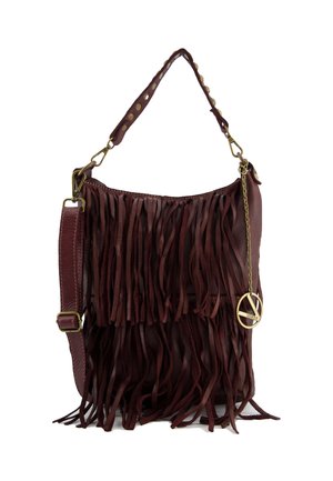 Kastanienbraune Lederhandtasche mit fransigem Textur, einem Schulterriemen und goldfarbener Hardware. Sie hat einen dekorativen Anhänger, der an der Seite befestigt ist.