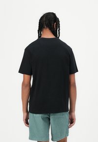 New Balance ATHLETICS TICKET UNISEX - T-shirt con stampa - black