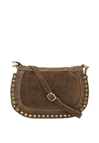Sac à épaule en suède marron avec des clous dorés le long du bord, une bandoulière réglable et une fermeture éclair sur le dessus. Texture lisse sur l'ensemble.