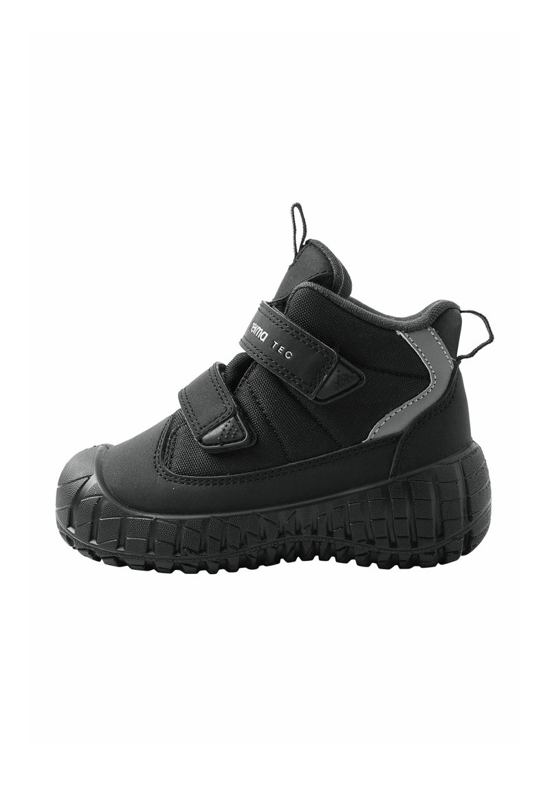 Schwarze wasserdichte Mid-Top-Schuhe mit strukturiertem Gummisohle, zwei Velcro-Riemen und verstärktem Zehenkappen für zusätzliche Haltbarkeit.