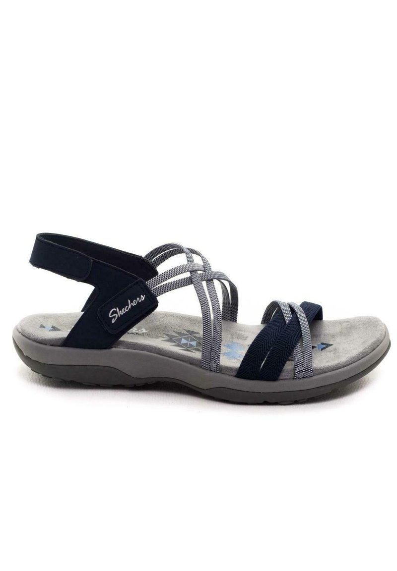 Sandalo sportivo con un design blu scuro e grigio, cinturini elasticizzati, suola grigia imbottita e plantare testurizzato con motivi geometrici.