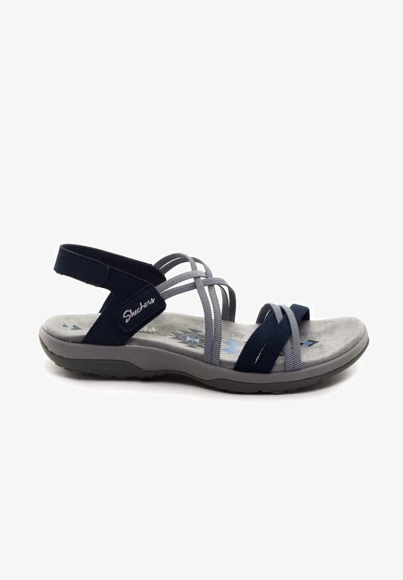 Sandale de sport avec un design bleu marine et gris, des straps élastiques, une semelle grise rembourrée et un intérieur texturé avec des motifs géométriques.