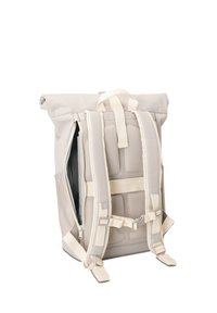 Beige roll-top hátizsák párnázott hátrésszel, állítható vállpántokkal, mellkaspánttal, oldalsó cipzáras zsebbel és felső fogantyúval fehér háttér előtt.