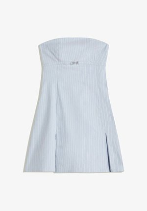 Strapless, lichtblauwe jurk met verticale witte strepen, gekenmerkt door een aansluitende top en twee voorkeursnits, vervaardigd uit een soepele stof. Accenten van zilver hardware.