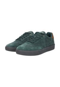 Adidași verzi din suede, cu vârful rotunjit, talpă din cauciuc negru și un accent din piele maro pe toc, cu șireturi asortate și branding subtil.