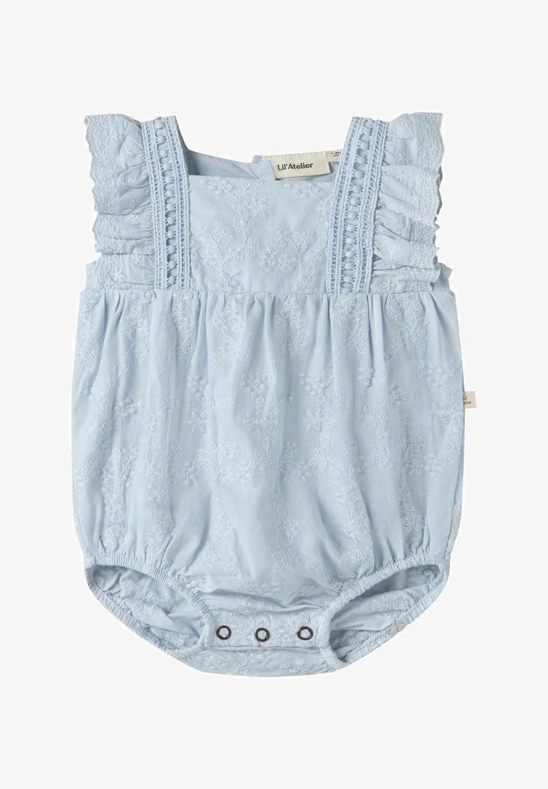 Barboteuse bleu clair pour bébé avec broderie florale, manches en dentelle volantées et pressions en bas.