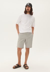 Matinique THOMAS - Shorts - ghost gray