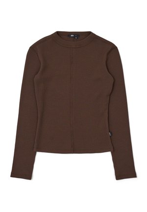 Top de punto en waffle de manga larga color marrón, con cuello redondo, corte ajustado y pequeña etiqueta de la marca en la costura lateral izquierda.