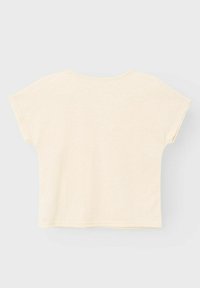 Crèmekleurig T-shirt met korte mouwen, een ronde halslijn en een relaxte pasvorm. Zacht, lichtgewicht materiaal met minimale naden en een gladde textuur.