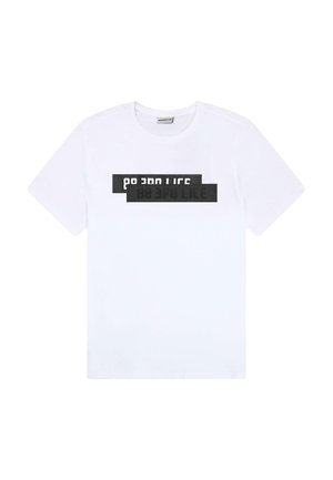 Valge puuvillane T-särk lühikeste varrukatega, millel on esiküljel must graafiline kujundus kihistatud tekstiga. Ümar kaelus, tavaline lõige.