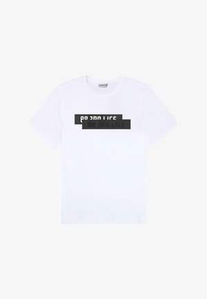 Biela bavlnená tričká s krátkymi rukávmi, s čiernym grafickým dizajnom v vrstvenom texte na prednej strane. Okrúhly výstrih, štandardný strih.