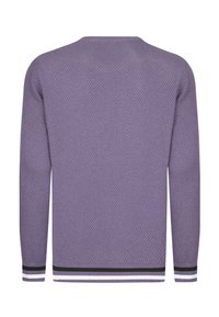Purpurowy sweter z dzianiny z teksturowym wzorem, okrągłym dekoltem i ściągaczami z paskami w czerni i bieli.