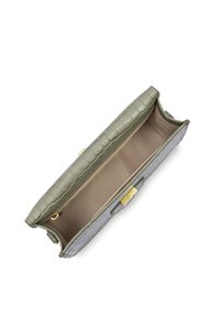 Borsa in pelle verde con motivo a coccodrillo, dotata di una chiusura dorata, con una texture interna chiara e una vista dall'alto che mostra il compartimento interno.