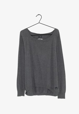 Pull en maille gris foncé à manches longues avec un large col rond, suspendu sur un cintre noir, marqué du logo Bench sur le col et l’ourlet.