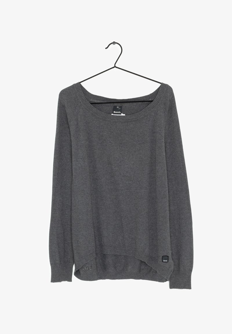 Pull en maille gris foncé à manches longues avec un large col rond, suspendu sur un cintre noir, marqué du logo Bench sur le col et l’ourlet.