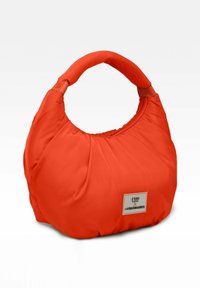 Borsa a tracolla in tessuto arancione con silhouette arrotondata, texture imbottita e manico corto a forma di anello. Presenta un'etichetta con il marchio.