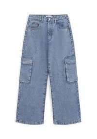 Pantaloni cargo in denim azzurro chiaro a gamba larga, con tasche anteriori e laterali a soffietto, chiusura con bottone e zip, e piccole macchie bianche sparse.