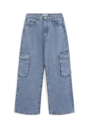 Pantaloni cargo in denim azzurro chiaro a gamba larga, con tasche anteriori e laterali a soffietto, chiusura con bottone e zip, e piccole macchie bianche sparse.