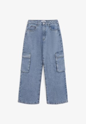 Pantaloni cargo in denim azzurro chiaro a gamba larga, con tasche anteriori e laterali a soffietto, chiusura con bottone e zip, e piccole macchie bianche sparse.
