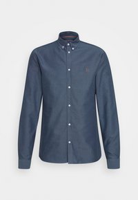 Donkerblauw overhemd met knopen, lange mouwen, een kraag, knopen aan de voorkant en een klein oranje geborduurd logo op de borst. Glad stoftextuur.