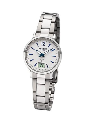 Montre-bracelet analogique en argent avec index horaires bleus, trois aiguilles, affichage numérique de la date et bracelet à maillons métalliques, marque Regent sur le cadran blanc.