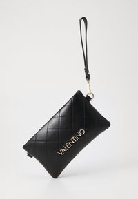 Černá prošívaná kožená kabelka s zlatým logem "VALENTINO", odnímatelným zápěstním popruhem a diamantovým vzorem. Hladký povrch a elegantní design.