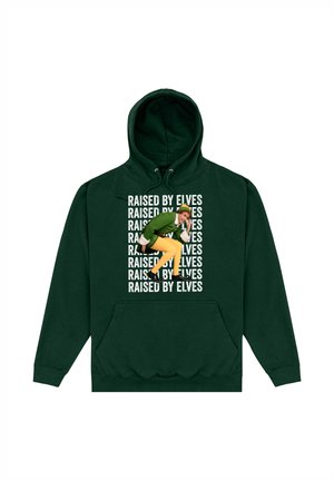 Grüne Kapuzenjacke mit einem Frontgrafik, die den wiederholten Text "RAISED BY ELVES" und eine Illustration einer Figur in einem grünen Outfit und gelben Hosen zeigt.
