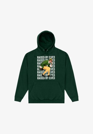 Zelená mikina s kapucí s předním potiskem, na kterém je opakovaný text "RAISED BY ELVES" a ilustrace postavy v zeleném oblečení a žlutých kalhotách.