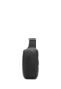 Borsa in pelle nera con una finitura texturizzata. Presenta un'ampia attacco per la tracolla nella parte superiore, forma rettangolare e nessun ulteriore abbellimento.