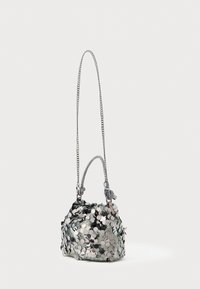 Piccola borsa argentata ricoperta di grandi paillettes lucide, con un manico corto e una lunga tracolla in catena, su sfondo bianco.