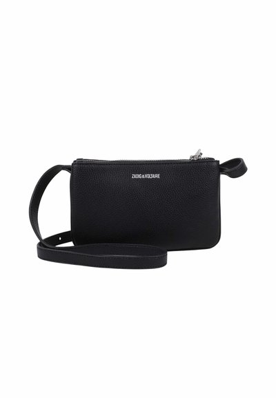 Petit sac à main en cuir noir texturé avec fermeture éclair argentée et logo "Zadig & Voltaire" sur le devant, équipé d'une sangle ajustable.