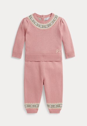 Ensemble pull et pantalon bébé tricotés rose avec motif fair isle multicolore sur le col et les poignets du pantalon, bords côtelés, et broderie "RL" sur le pull.