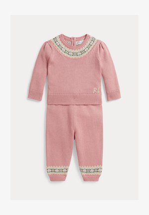 Ružový pletený detský sveter a nohavice so vzorom fair isle v multicolor na golieri a manžetách nohavíc, rebrované okraje a výšivka "RL" na svetri.