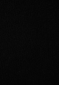 Zwart textiel met een lichte glans, met een patroon van verweven lijnen. Het oppervlak is glad maar visueel ingewikkeld.